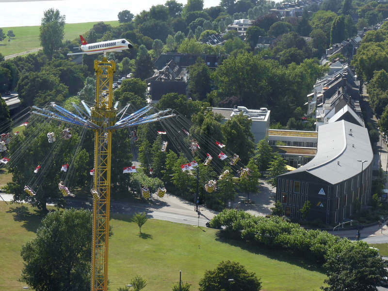 Kermis naast City Hostel Düsseldorf
